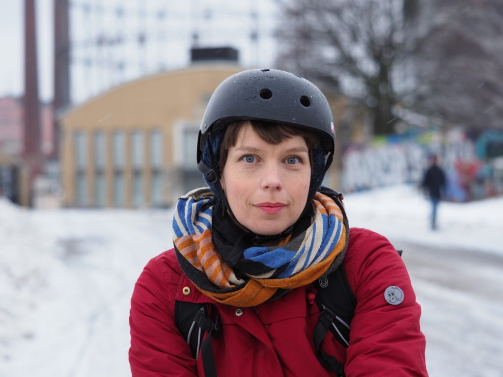 Elina pyöräilykypärä päässä talvella Helsingin Suvilahdessa.